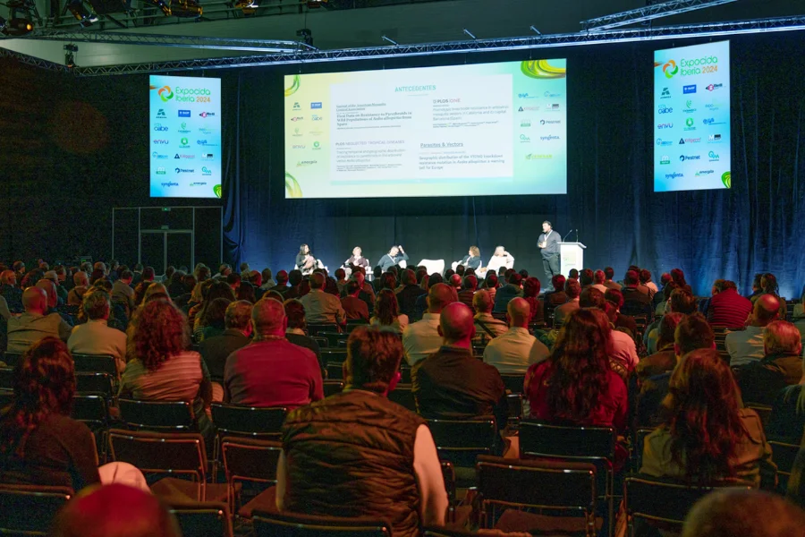 Personas en una conferencia en EXPOCIDA