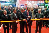 Personas en la Feria Internacional del Juego