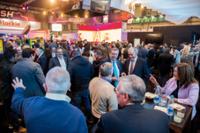 Personas en la Feria Internacional del Juego