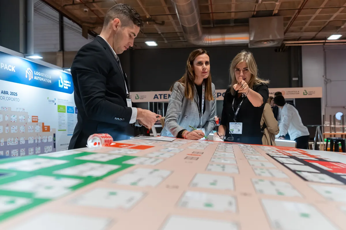 personas frente a un plano en logistics and automation