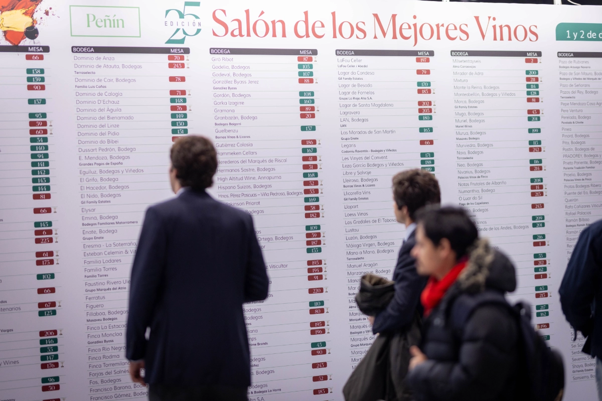 Personas paseando por el pabellón de Salón Peñín