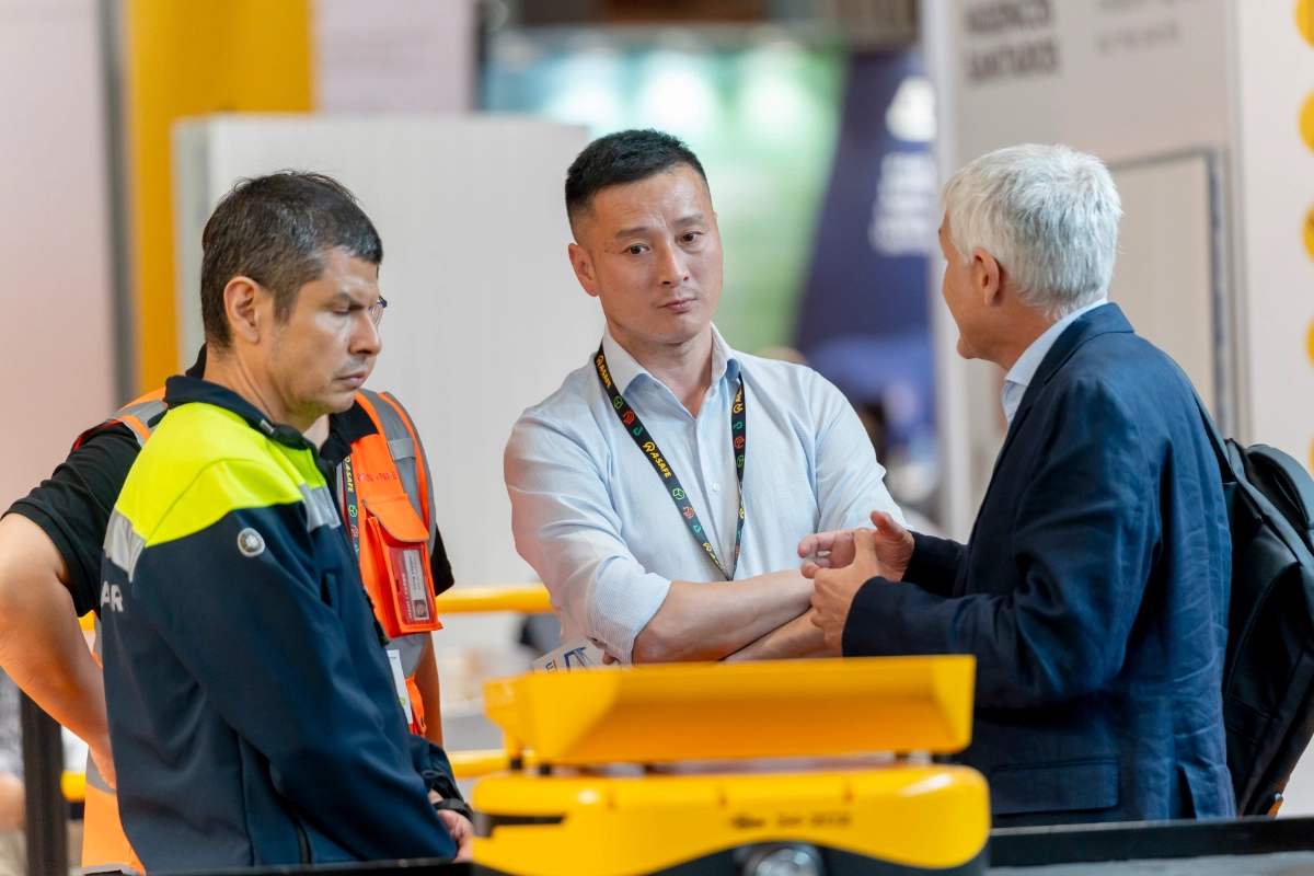 personas en un stand de la feria Logistics and automation