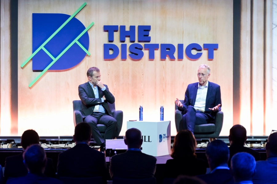 Ponentes en el escenario de The District