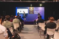 ponentes sobre escenario hablando en Madrid Tech Show