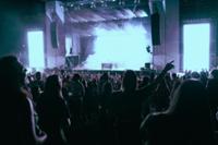 público bailando delante del escenario del festival Pompa 360º