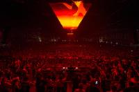 Público en el blackworks-festival bailando con el fondo con luces amarillas
