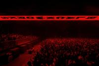 Público de blackworks-festival bailando con luces rojas encima de ellos con el nombre del evento