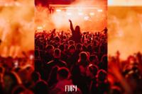 Público en Fury Festival bailando y una chica está levantada con un fondo rojo con luces