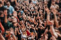 Publico en el Fury Festival bailando