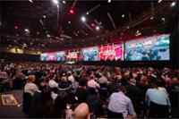 Público sentado de reinicia tu negocio mirando al ponente