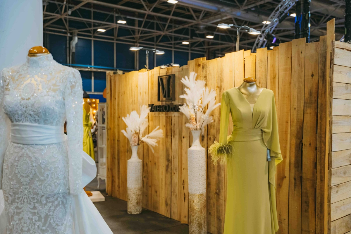 Vestido blanco y otro amarillo en Bodaeventos Boutique