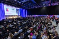 Visitantes ESC escuchando una ponencia