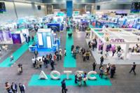 visitantes en la feria AOTEC mirando stands