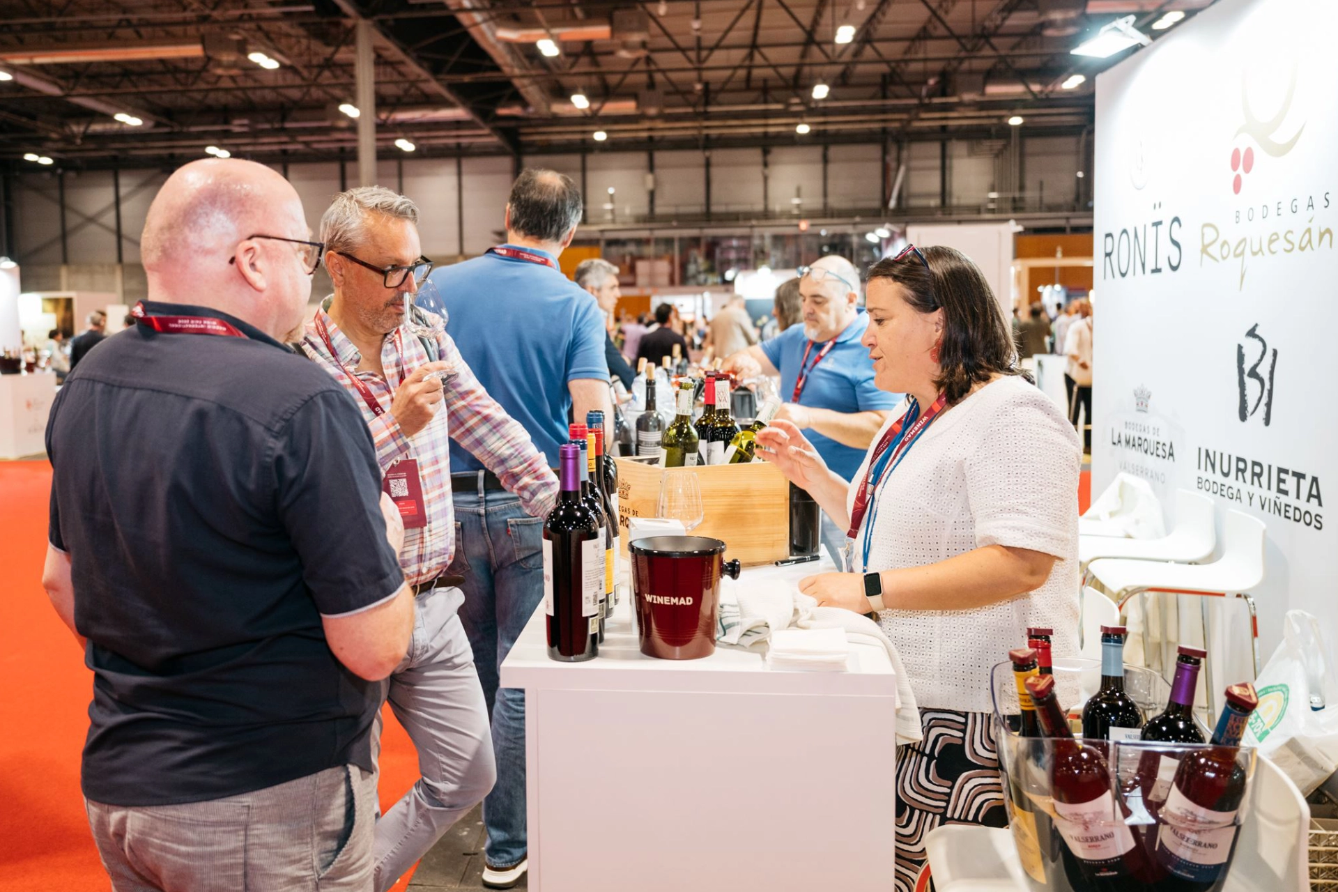 visitantes probando vino en WINEMAD