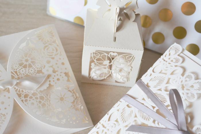 Cajas blancas con diseños diferentes en Intergift.