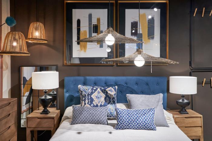 Habitación decorada con una cama y elementos decorativos en Intergift.