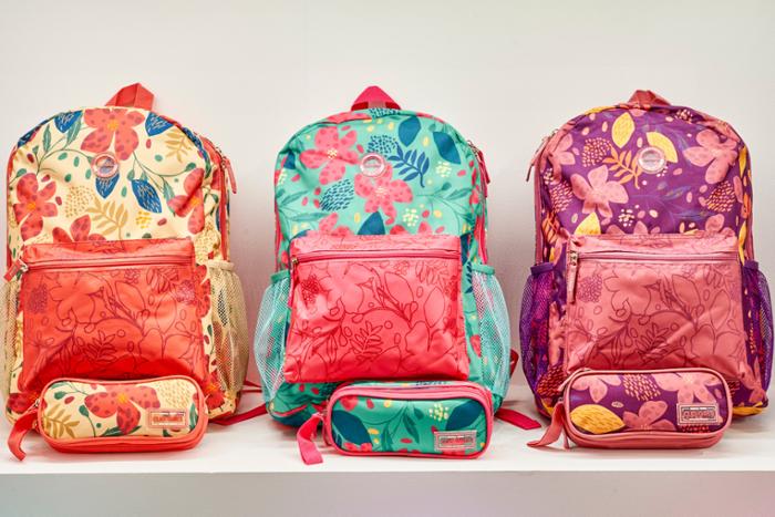 Muestra de mochilas y estuches con diferentes diseños en Intergift.