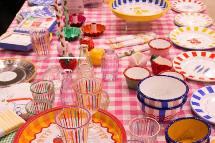 Platos de colores con formas de hojas en Intergift