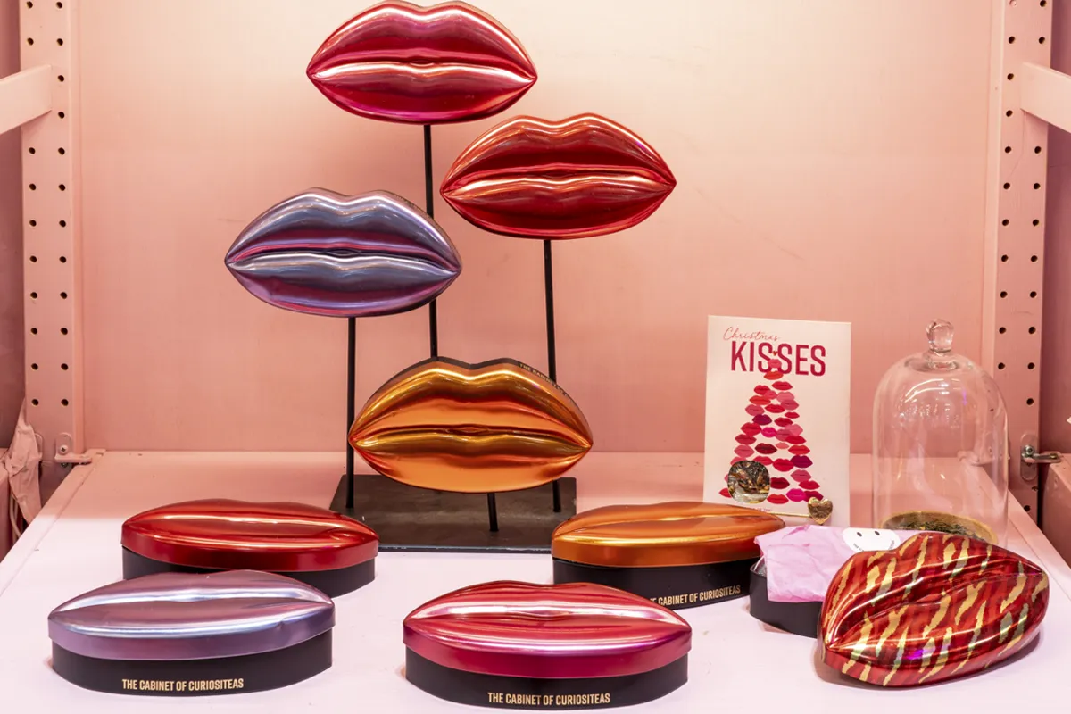 tazas con ojos y apartado para dejar las galletas debajo en Intergift