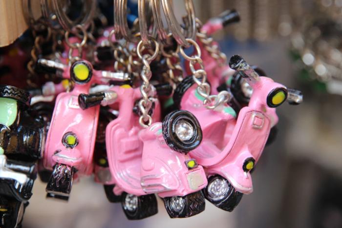 Varios llaveros de motocicletas rosadas en Intergift.