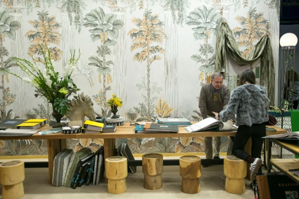 Visitantes exploran una variedad de papeles pintados en Intergift.