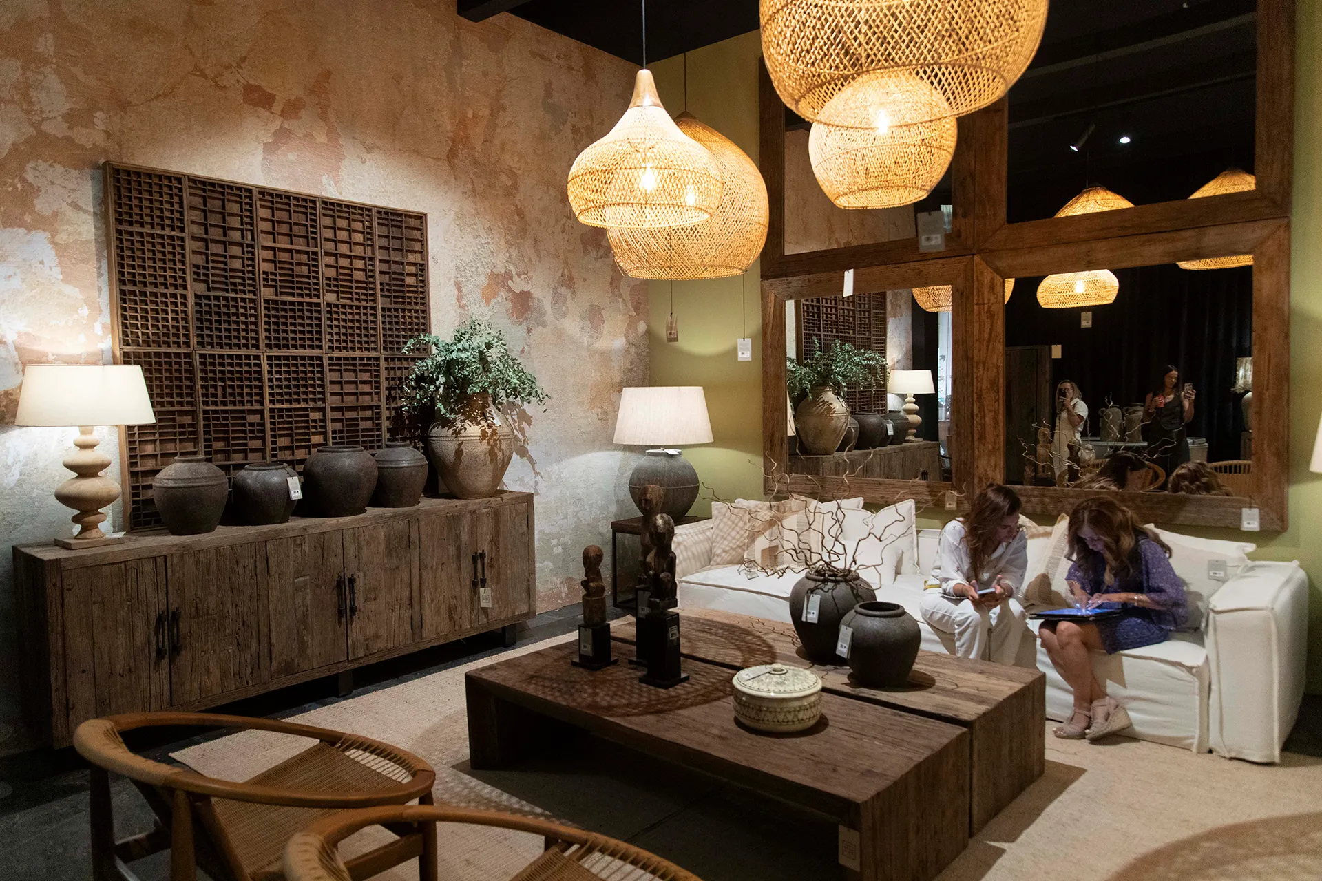 diseño de salón en intergift con dos chicas sentadas en un sofá