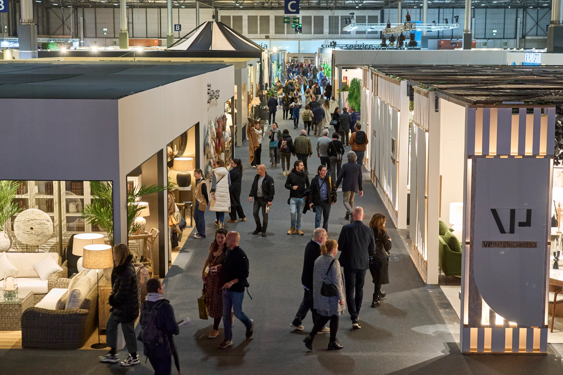 diseño de salón en intergift con dos chicas sentadas en un sofá