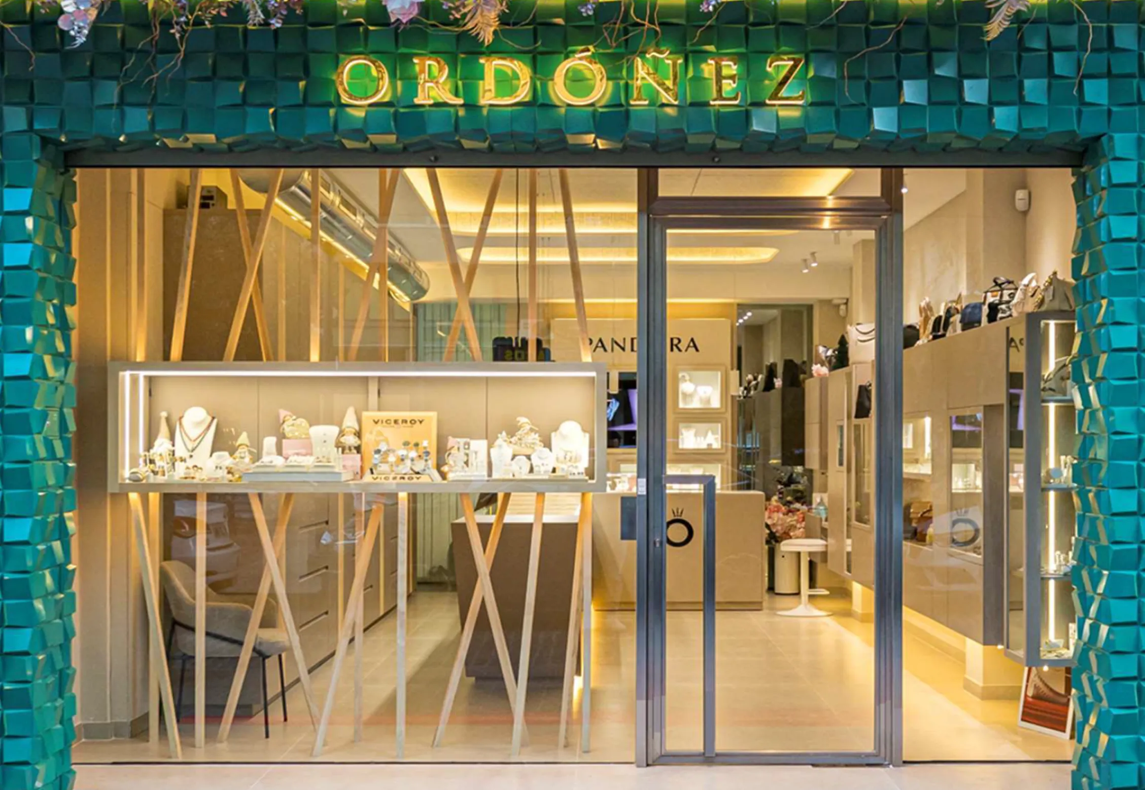 entrada a joyería - premio interiorismo - comercio Intergift