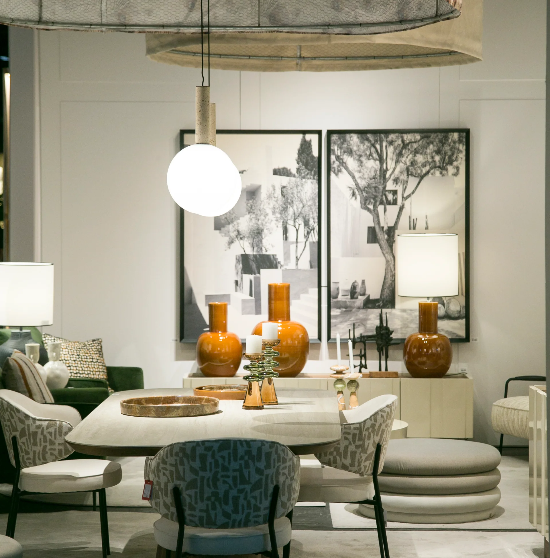 Sala de estar con biblioteca en Intergift