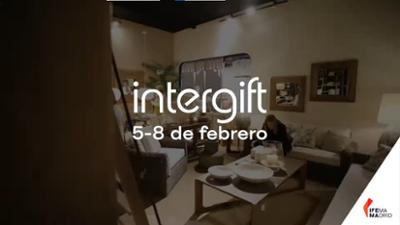 Stand con mobiliario de decoración en Intergift