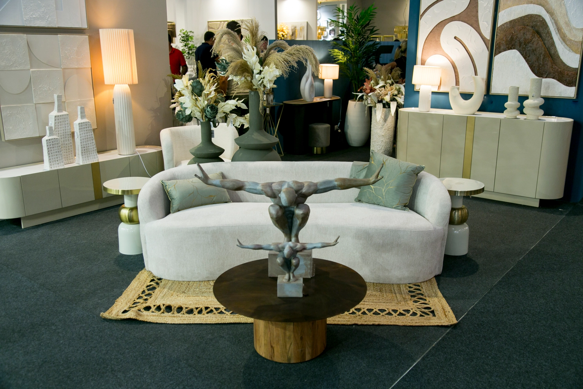 stand con muebles de diseño en Intergift