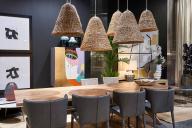 Salón con lámparas originales