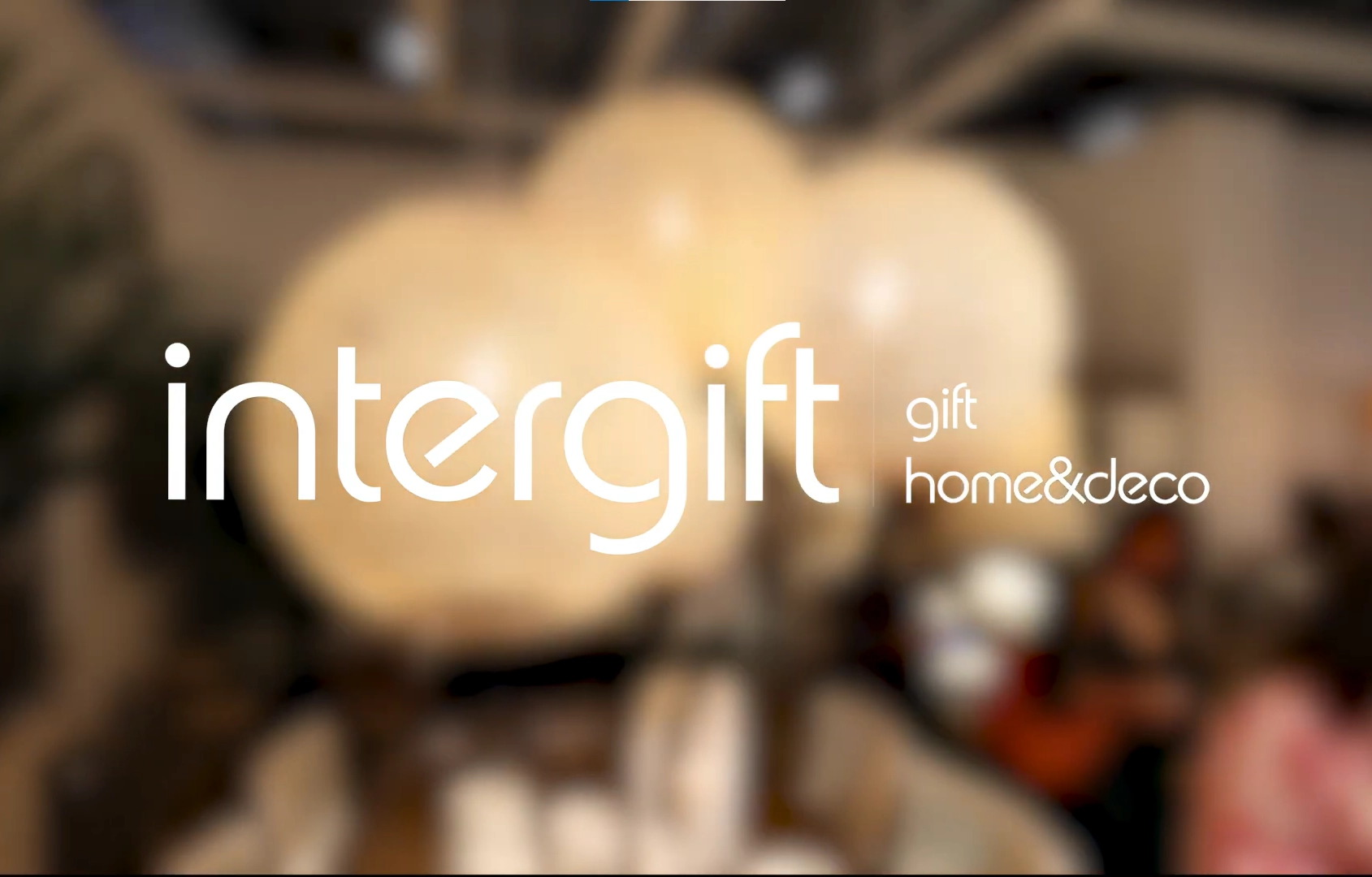 Stand con mobiliario de decoración en Intergift