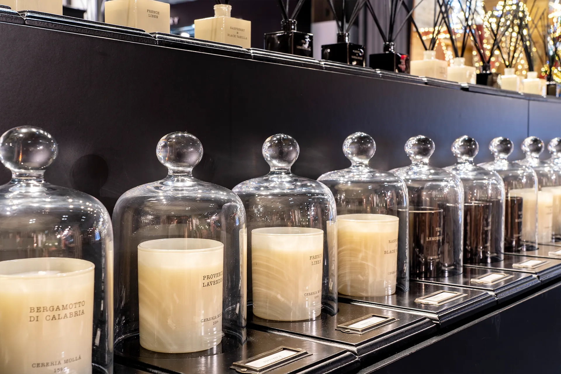 Velas perfumadas metidas en campanas de cristal en intergift