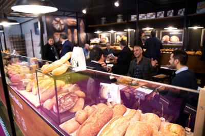 Expositor de panaderia con diversos panes en intersicop.