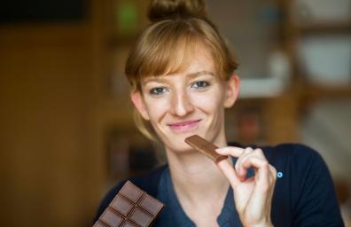 Mujer comiendo chocolate