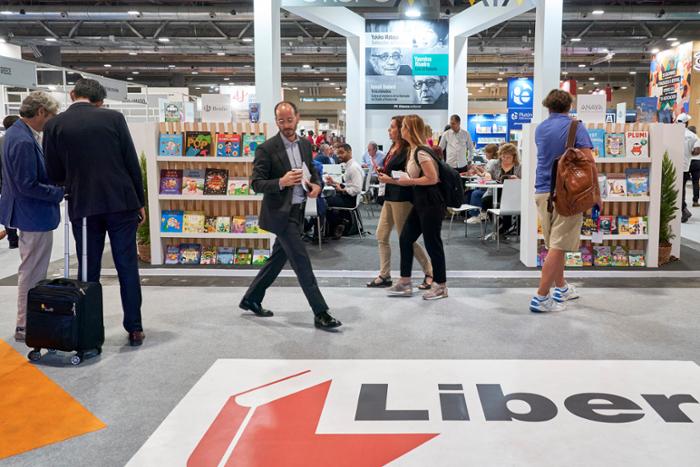 Primer plano del pabellón de LIBER lleno de visitantes