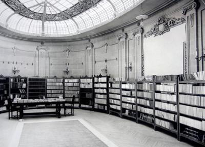 Interior library with spectacular dome of the Casa del Libro in 1923.