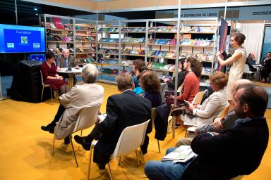 conferencia de una autora de libro expuesto en Liber