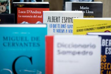 Libros en un stand