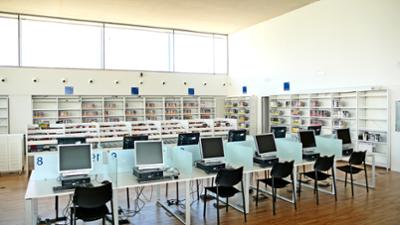 Sala con ordenadores en la Biblioteca Pública Municipal Ángel González