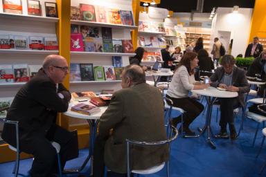 stand de libros con expositores de Liber