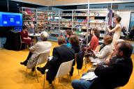 conferencia de una autora de libro expuesto en Liber