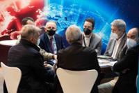 mesa con expositores de Liber reunidos