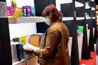 Mujer leyendo un libro.