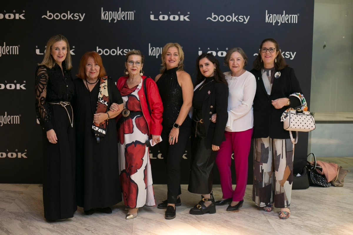 Asistentes a la noche de la belleza en LOOK posando en un photocall