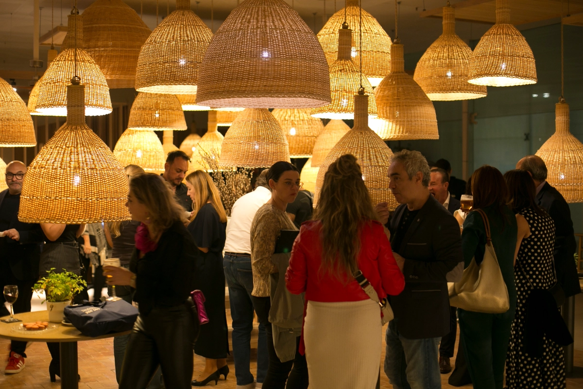 Asistentes de la noche de la belleza en LOOK reunidos y charlando
