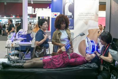 Demostración en directo de tratamientos estéticos y tecnología para medicina estética durante Salón Look, con profesionales presentando soluciones innovadoras para el cuidado de la piel y la belleza.