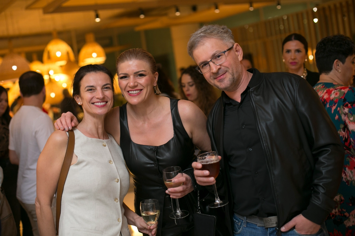 tres personas en la noche de la belleza en LOOK posando con una copa