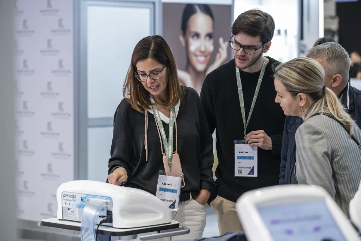 Expositores explicando el funcionamiento de su producto